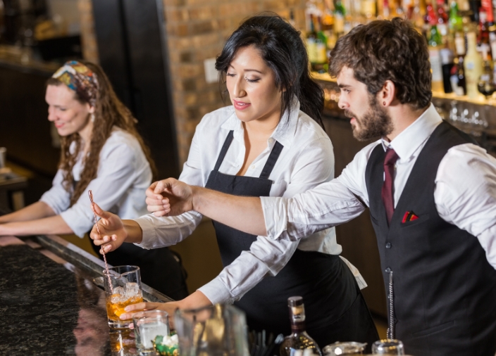 Bartenders trabajando detrás de la barra