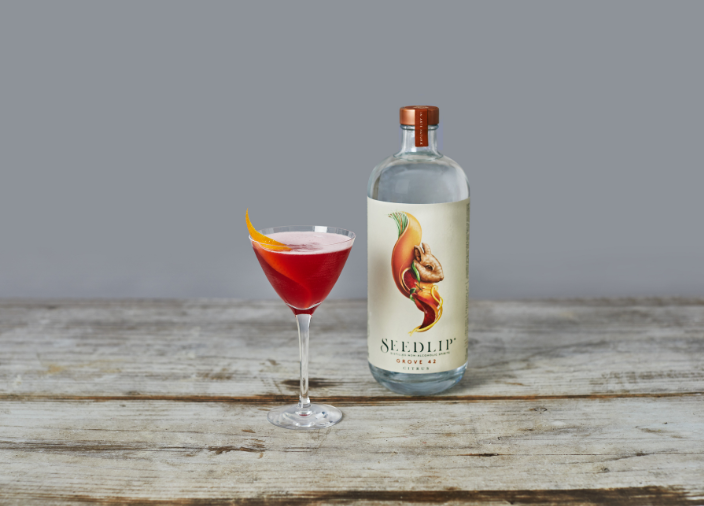 Botella de Seedlip con un cóctel