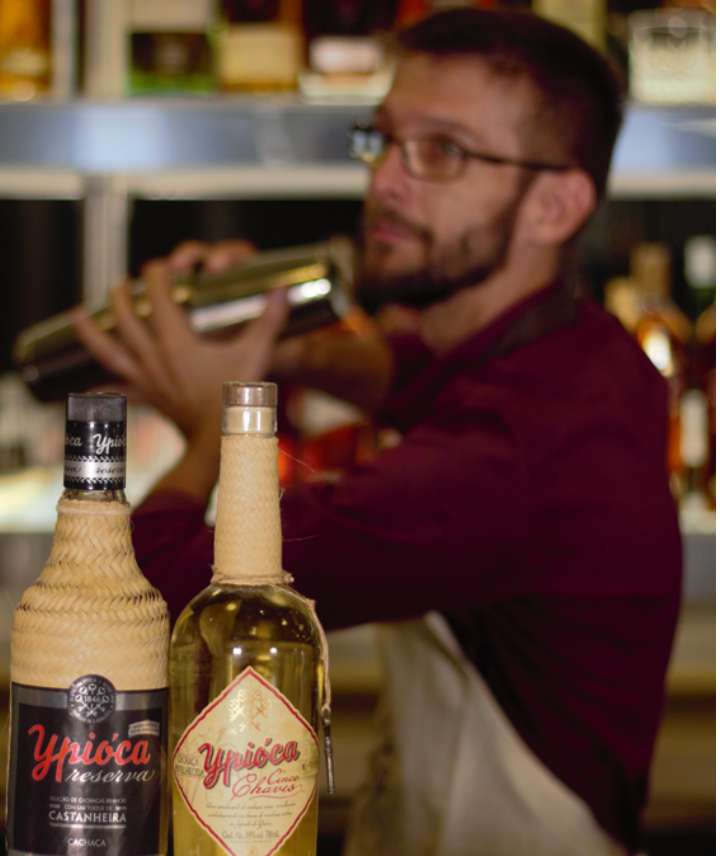 Imagem de um bartender batendo um coquetel com cachaça 