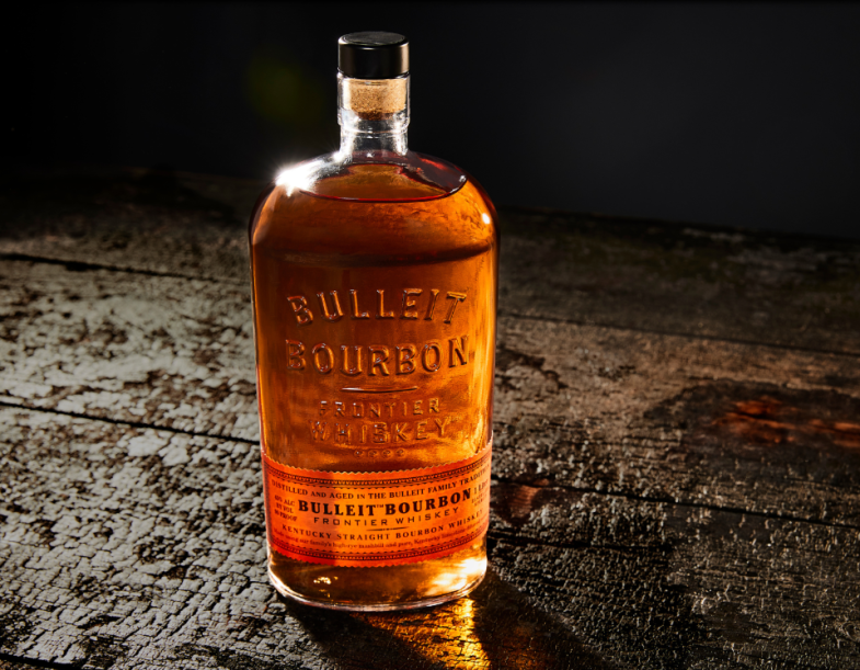 Eine Flasche Bulleit Bourbon auf einer Holzfläche