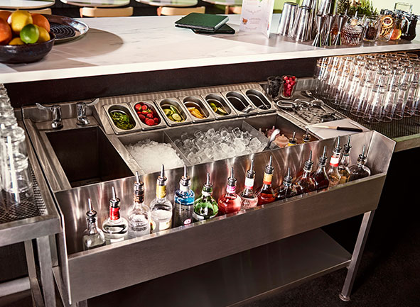 Back-Bar mit Gegenständen und Dekorationen
