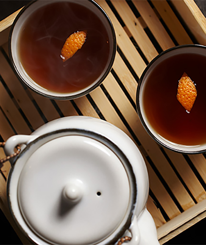 Hot cocktails on a tray with a kettle