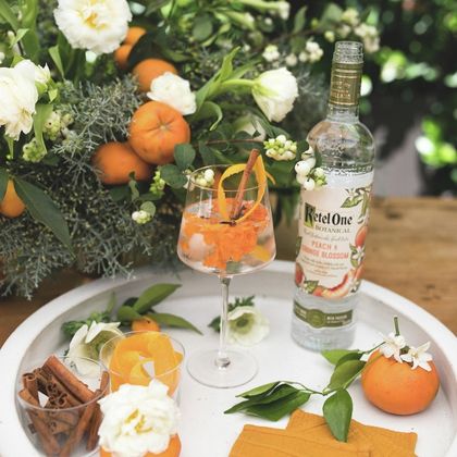 Cóctel de Ketel One con diferentes adornos