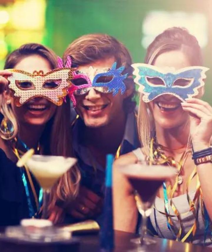 Imagem de pessoas mascaradas para o carnaval