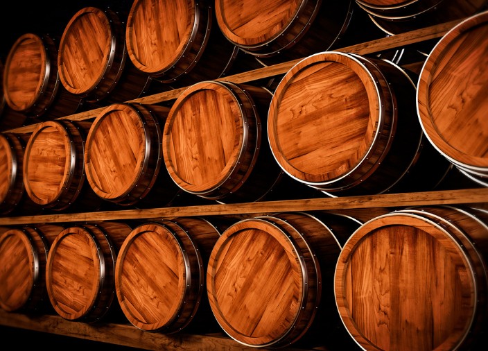 Barriles de madera apilados uno encima del otro.