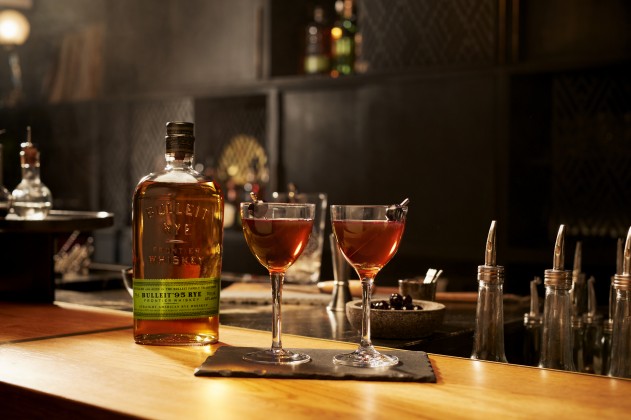 Copas servidas junto a una botella de Bulleit