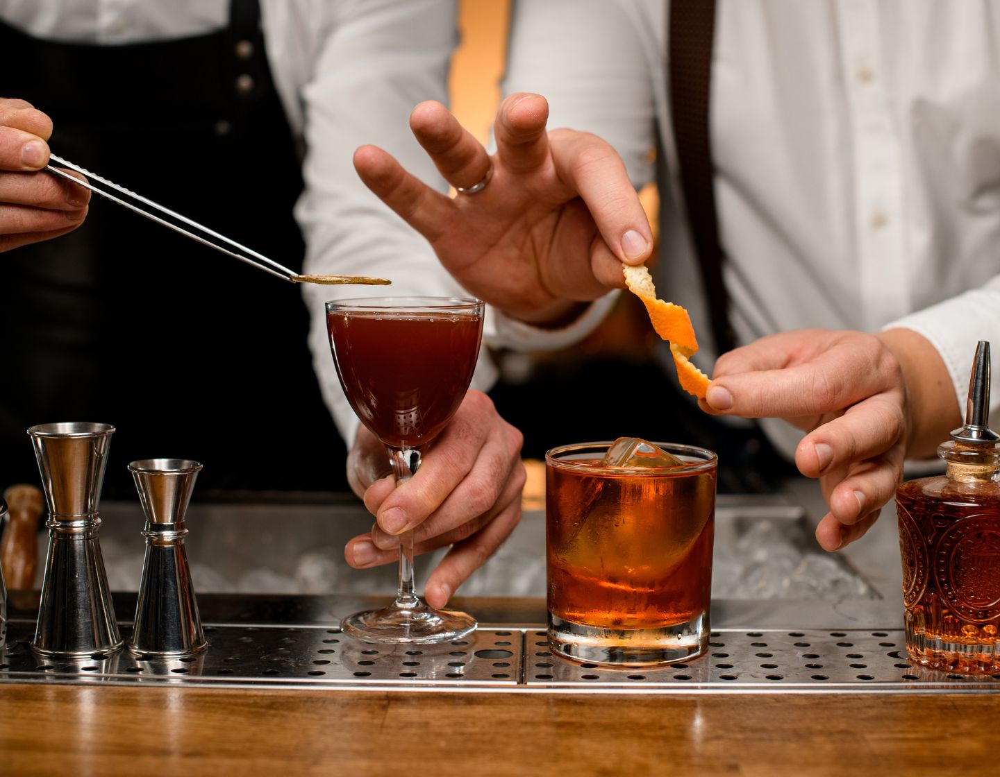 bartenders decorando cócteles