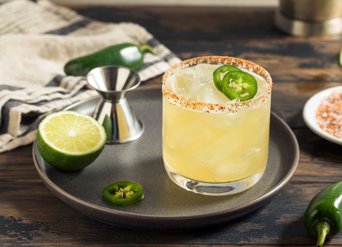 Cóctel de tequila con un jalapeño de adorno