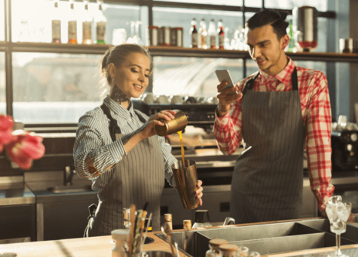 Dos bartenders en barra