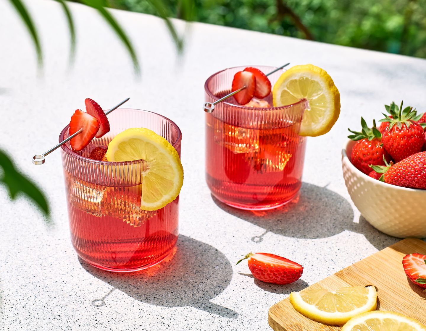 Zwei Cocktails mit Erdbeere und Zitrone garniert
