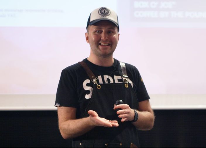 Alex Kratena hablando en un seminario 