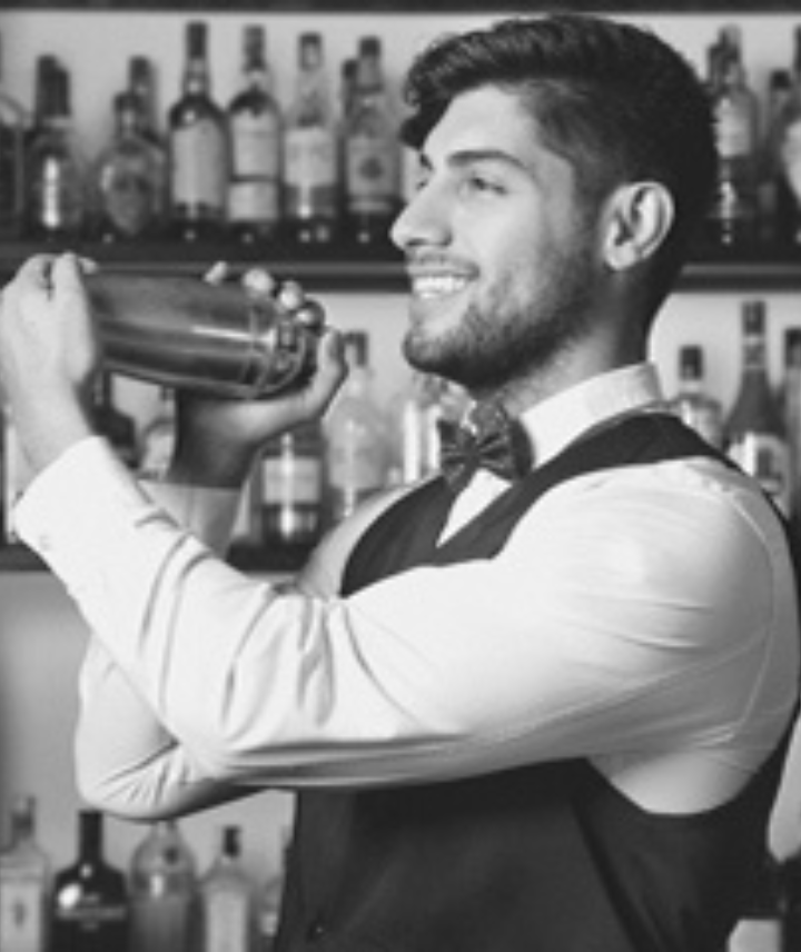 Imagem de um bartender agitando um coquetel 