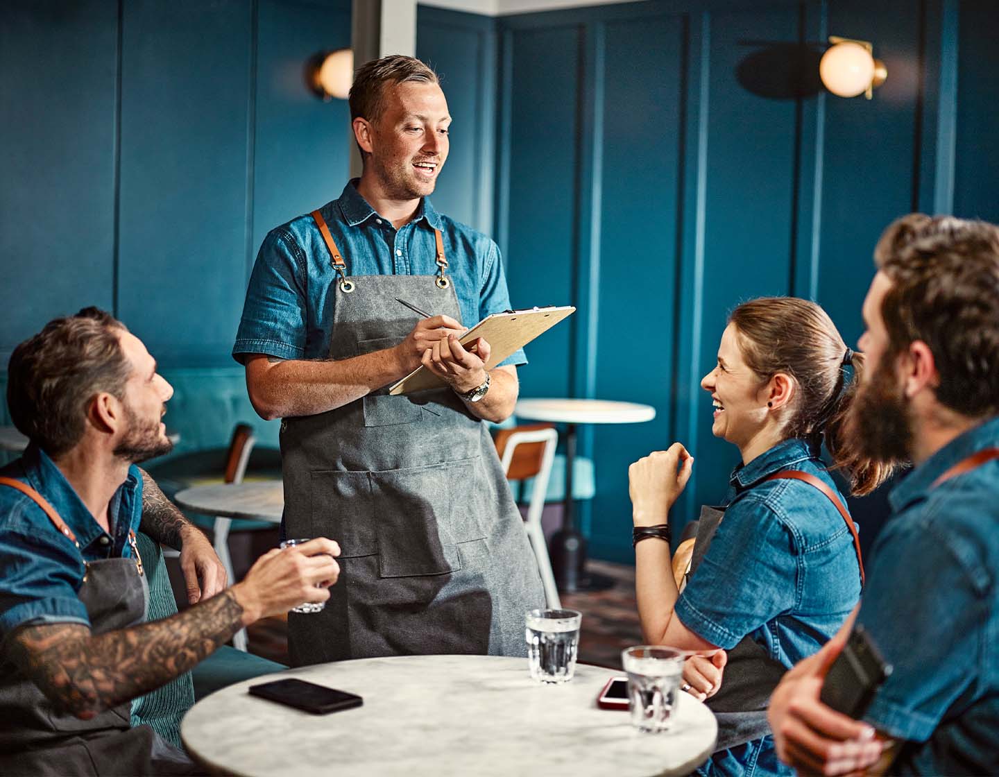 Un gerente de bar en una reunión con el equipo.