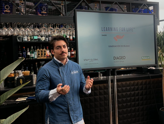 Carlos Rios dando una formación para Learning for Life