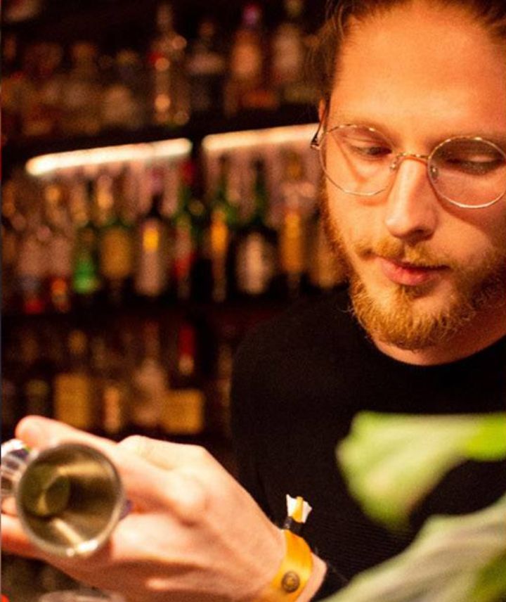 Imagem do bartender Drew Roza