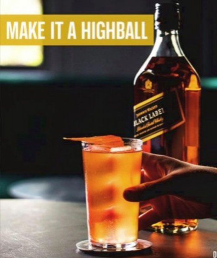 Eine Flasche Johnnie Walker Black Label auf einem Holztisch.