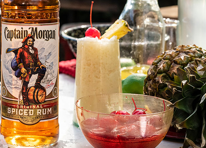 Una piña colada adornada con una rodaja de piña.