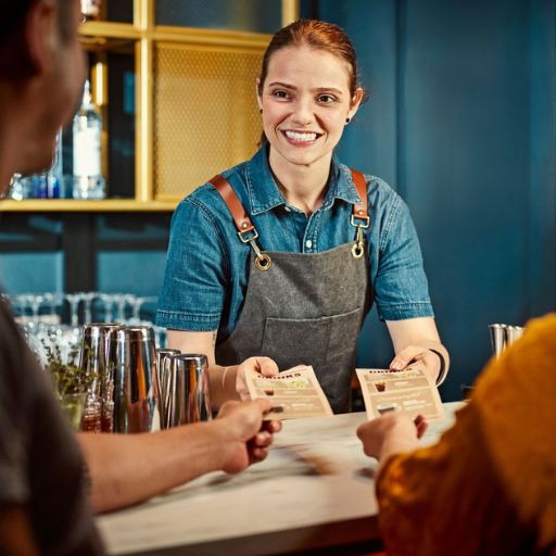 Barkeeper begrüßen die Kunden mit Speisekarten