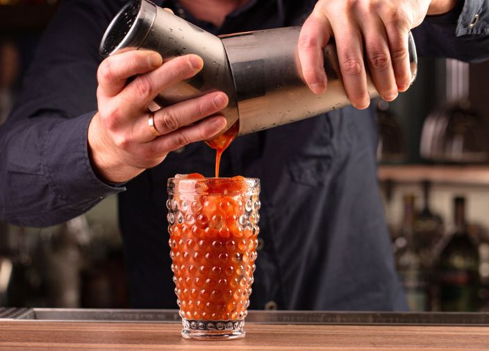 Cóctel rojo servido en un vaso.