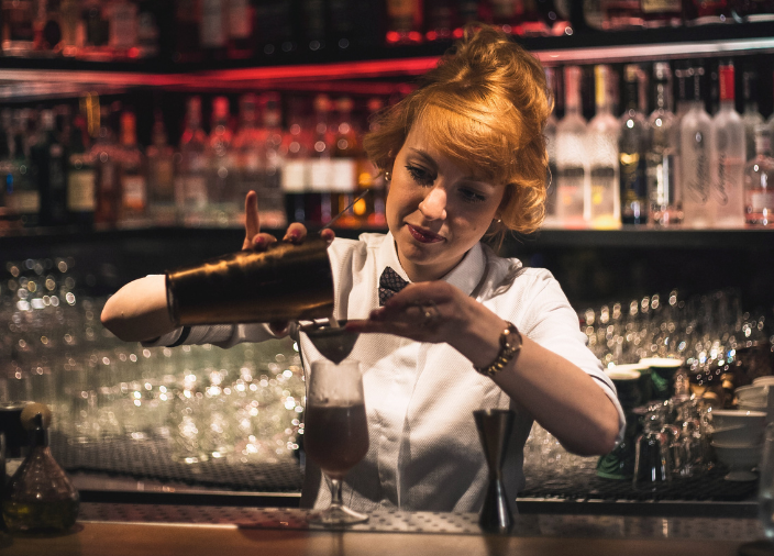 Una bartender preparando una bebida