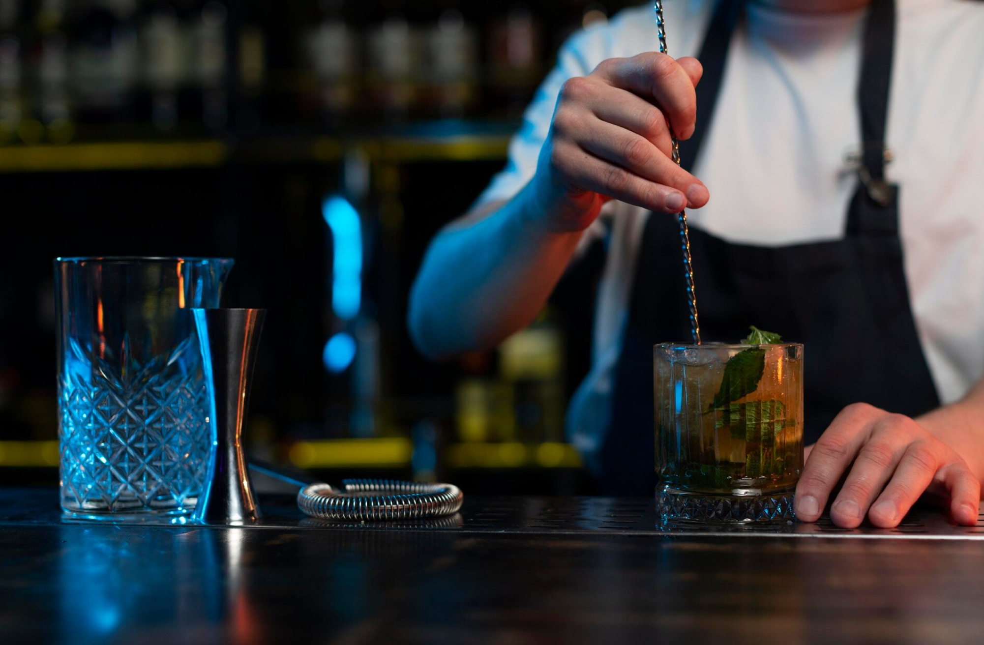 bartender preparando coctel