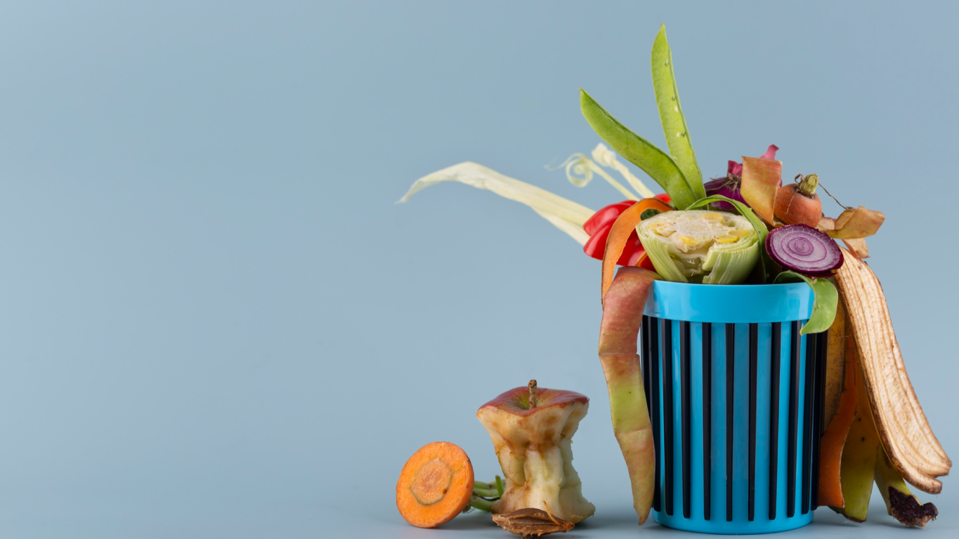 Canecas con residuos de comida y material reciclable