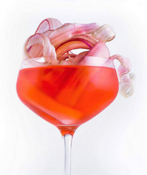Ein roter Drink mit Ringelblumen