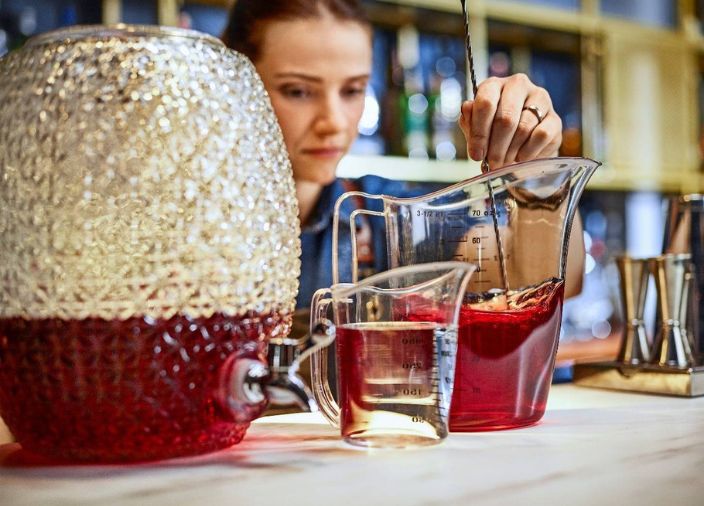 Imagem de uma bartender usando uma colher bailarina 