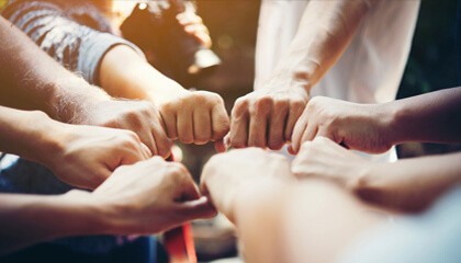 Imagem de um grupo de pessoas mostrando as mãos 