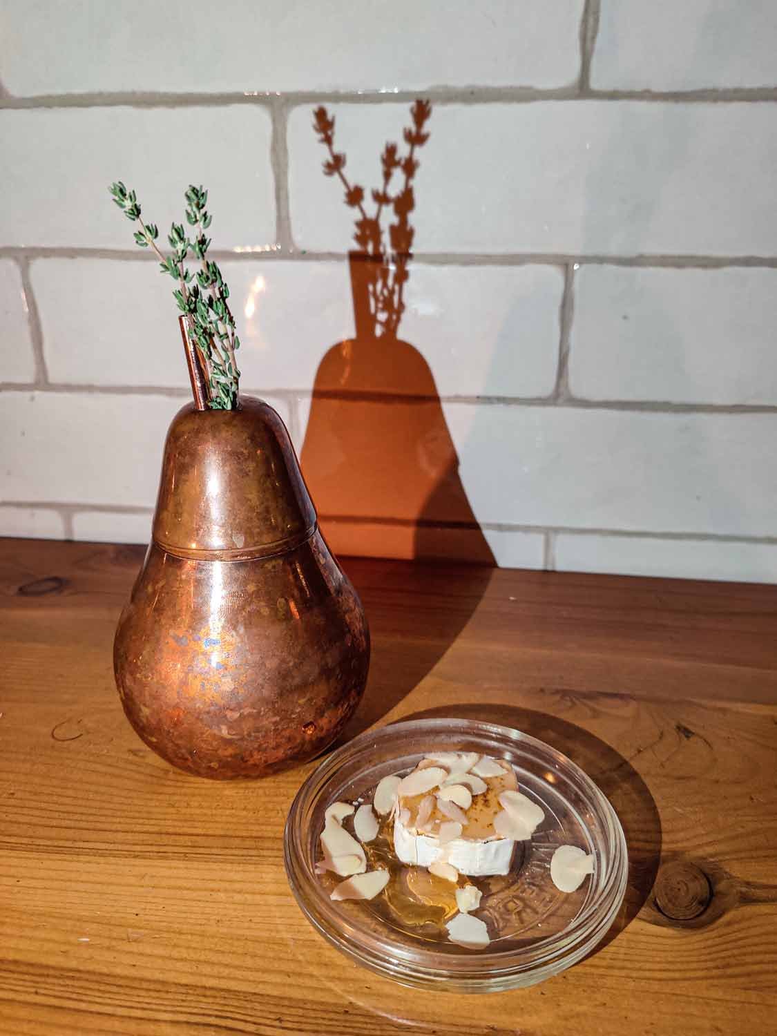 Birne im Gin auf einem Holztisch
