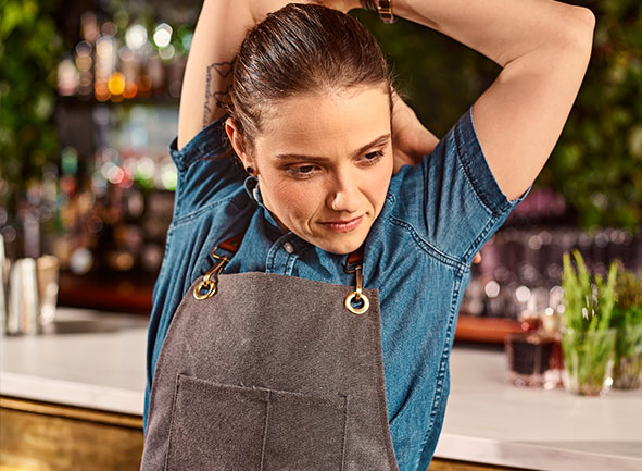 Barpersonal macht Stretchübungen