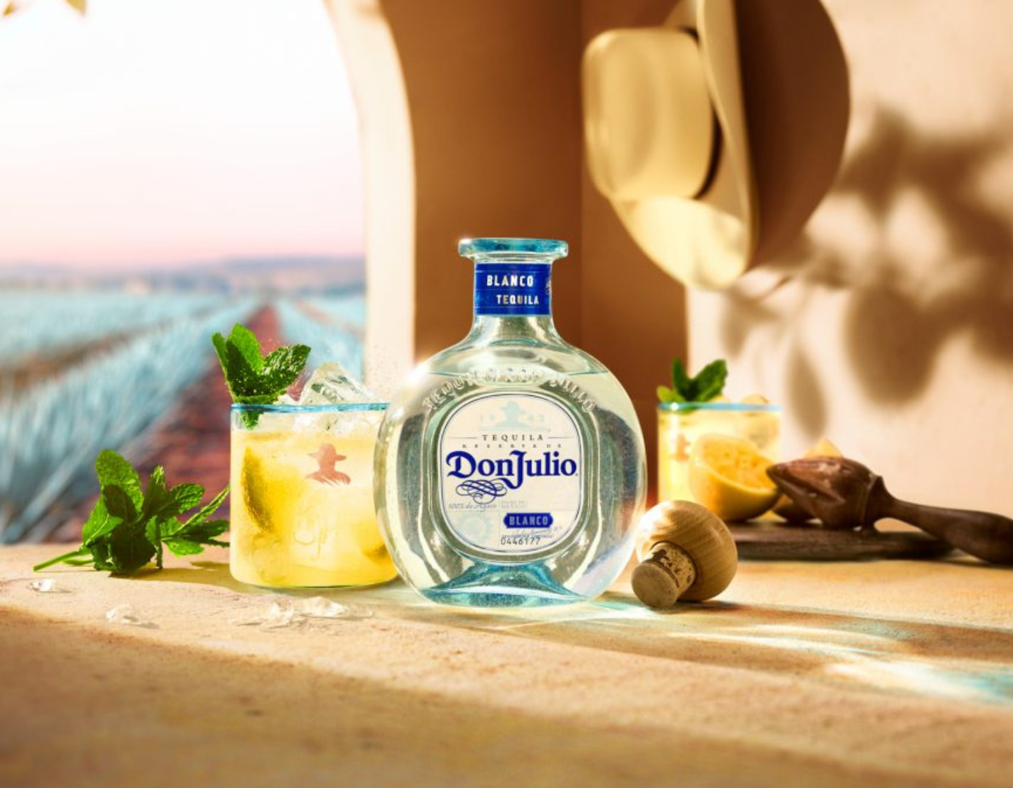 Botella don Julio con coctel en mesa