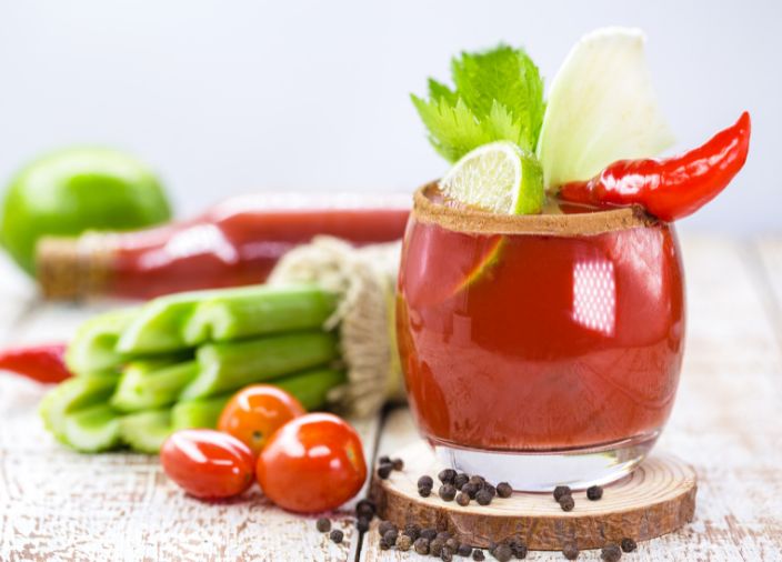 Bloody Mary rodeado de vegetales