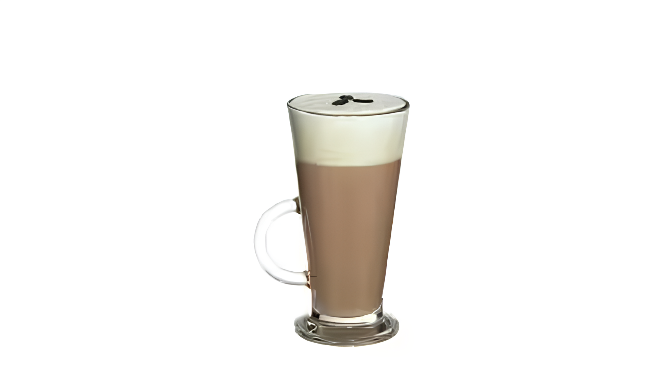 Caneca de vidro alta com alça contendo uma bebida cremosa em tom marrom-claro. A bebida apresenta uma espessa e lisa camada de creme branco no topo, elegantemente decorada com três grãos de café ao centro. Fundo branco isolado.