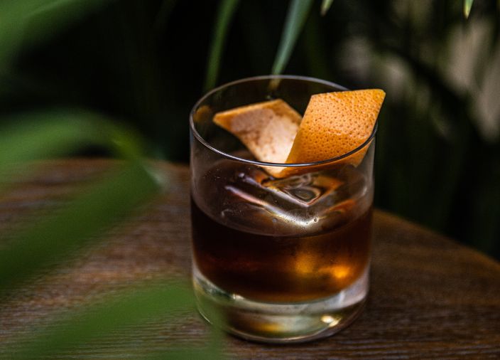 Ein Glas Zacapa neben einer Tafel Schokolade