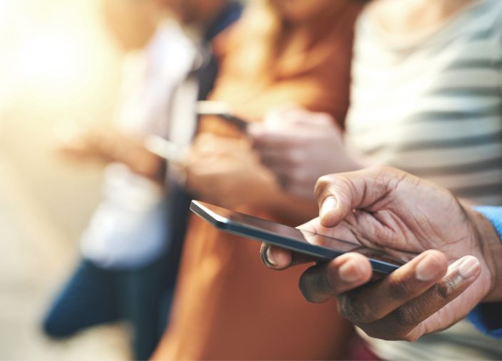 Mano que sostiene un smartphone