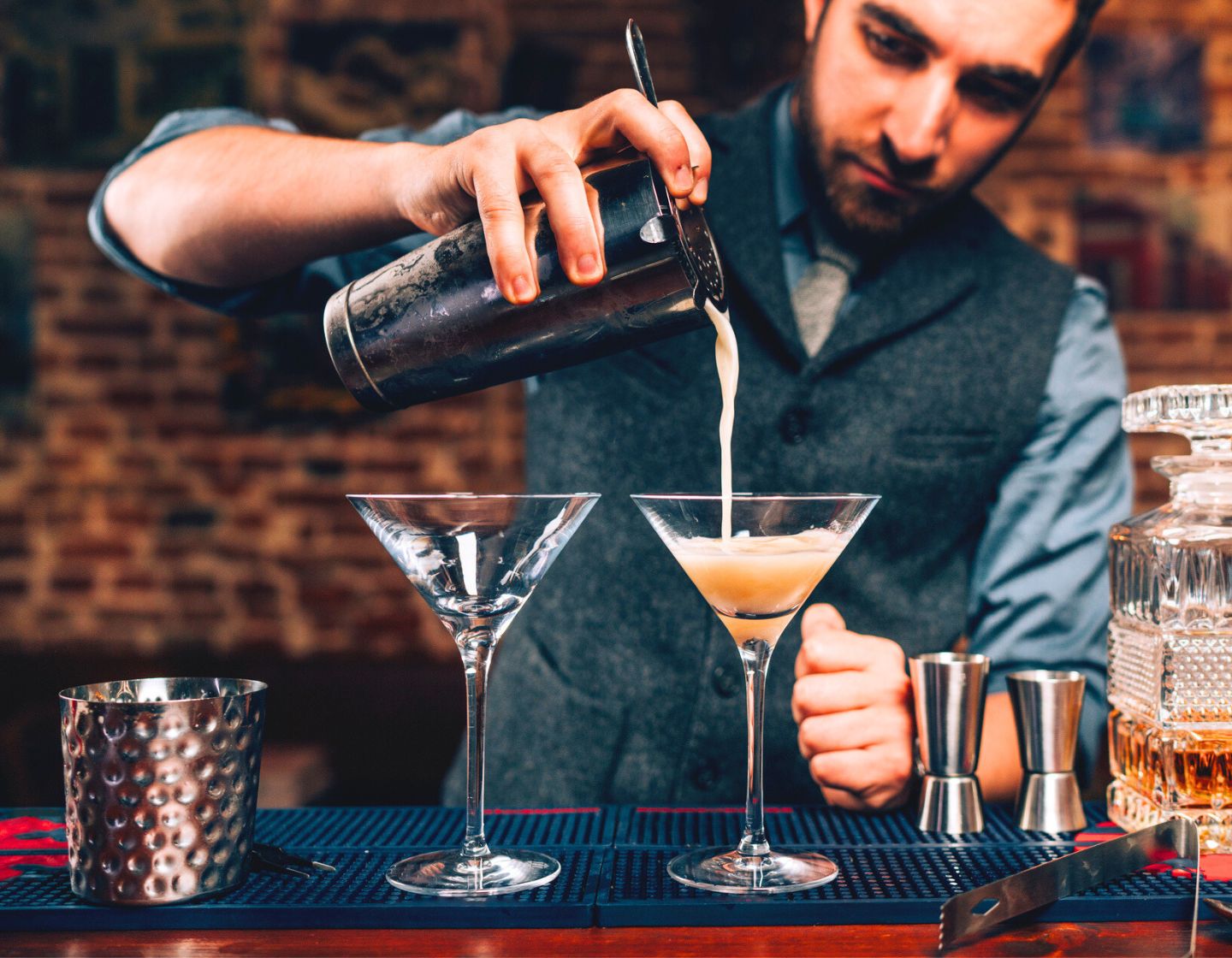 Barman concentrando-se em fazer coquetel