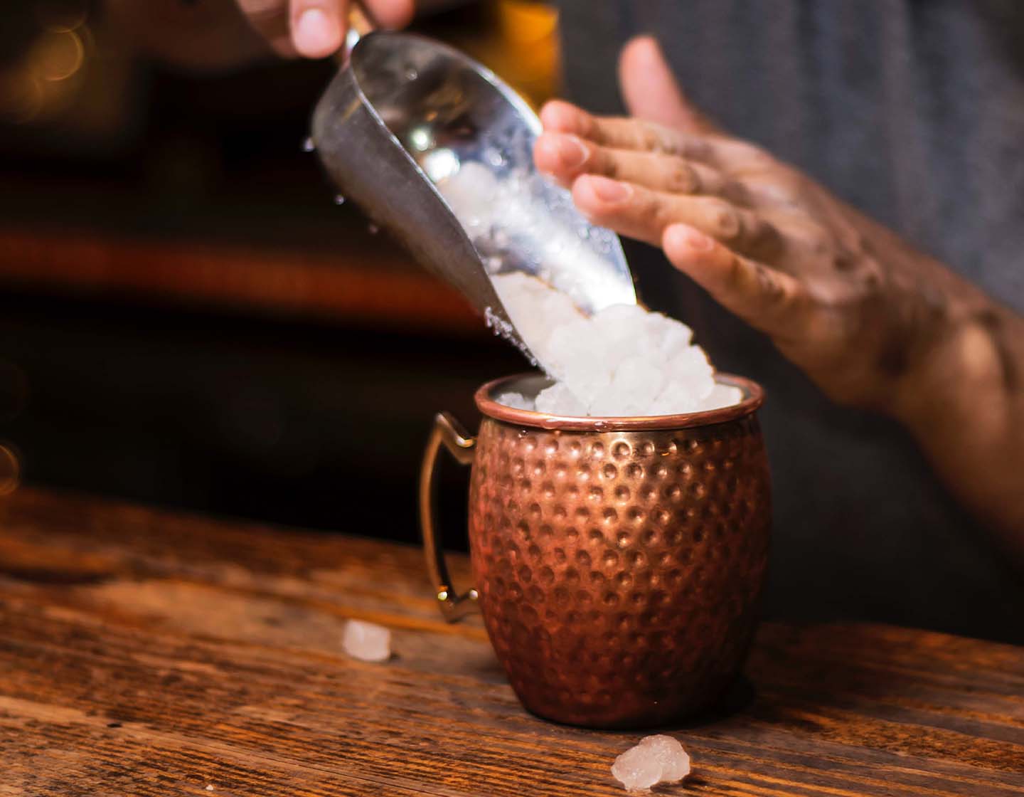 Hielo picado en una copa de bronce.