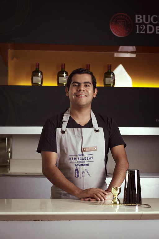 Bartender Sirviendo un Cóctel