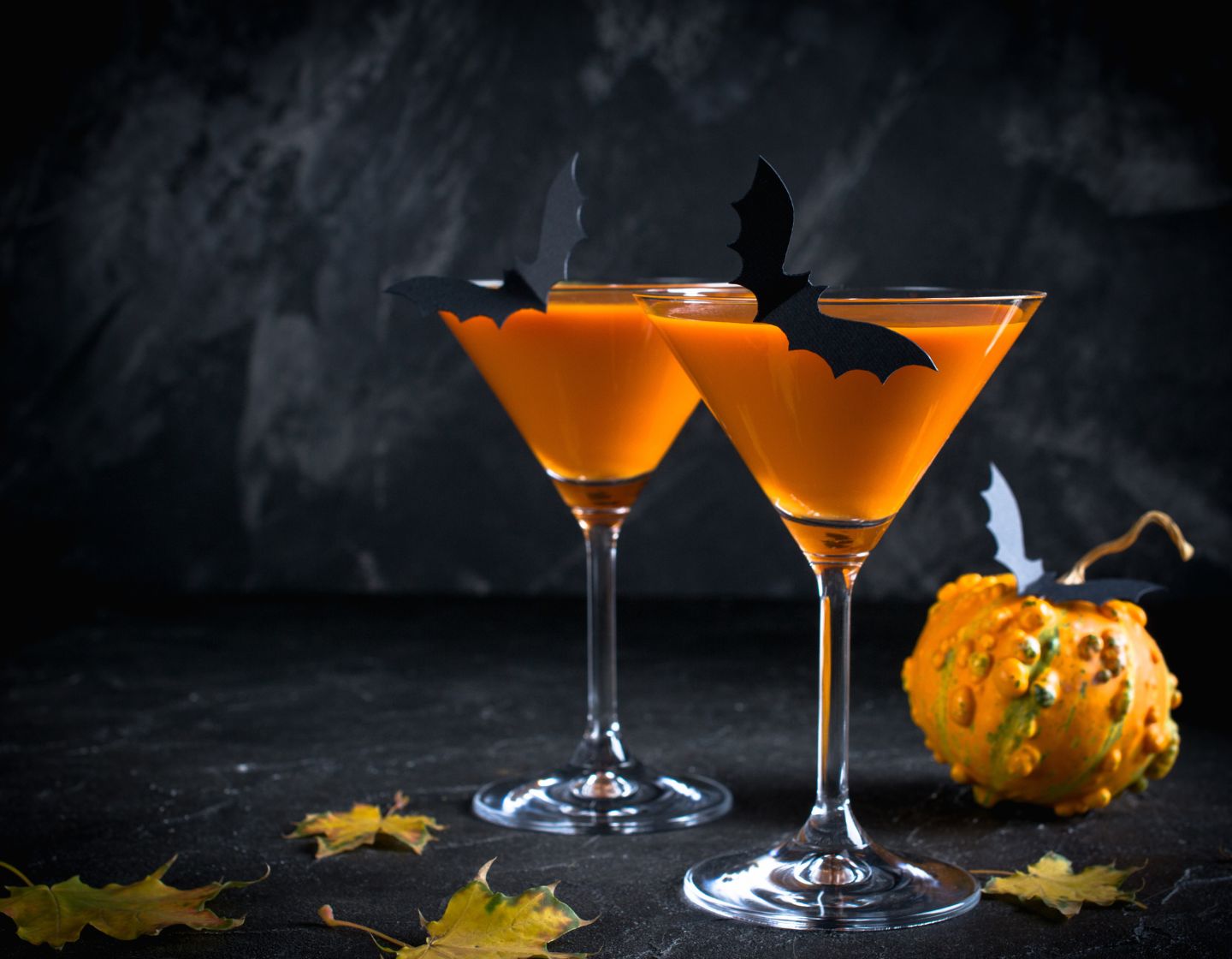 Bar mit Halloween-Dekoration