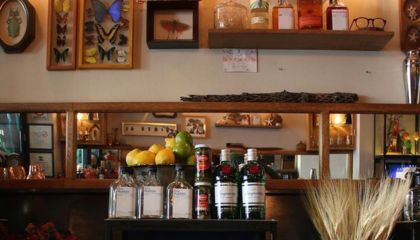 mesa de bar con botellas de ginebra tanqueray