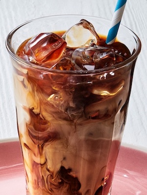 Baileys Iced Coffee mit Strohhalm im Glas