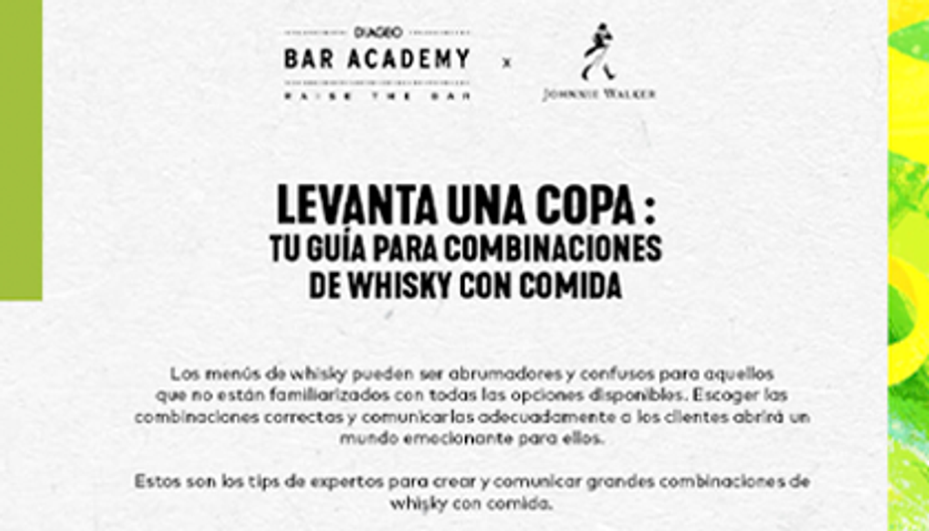 Guia levanta un copa combinaciones de whisky con comida
