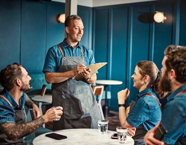 Grupo de bartenders en una reunión de equipo