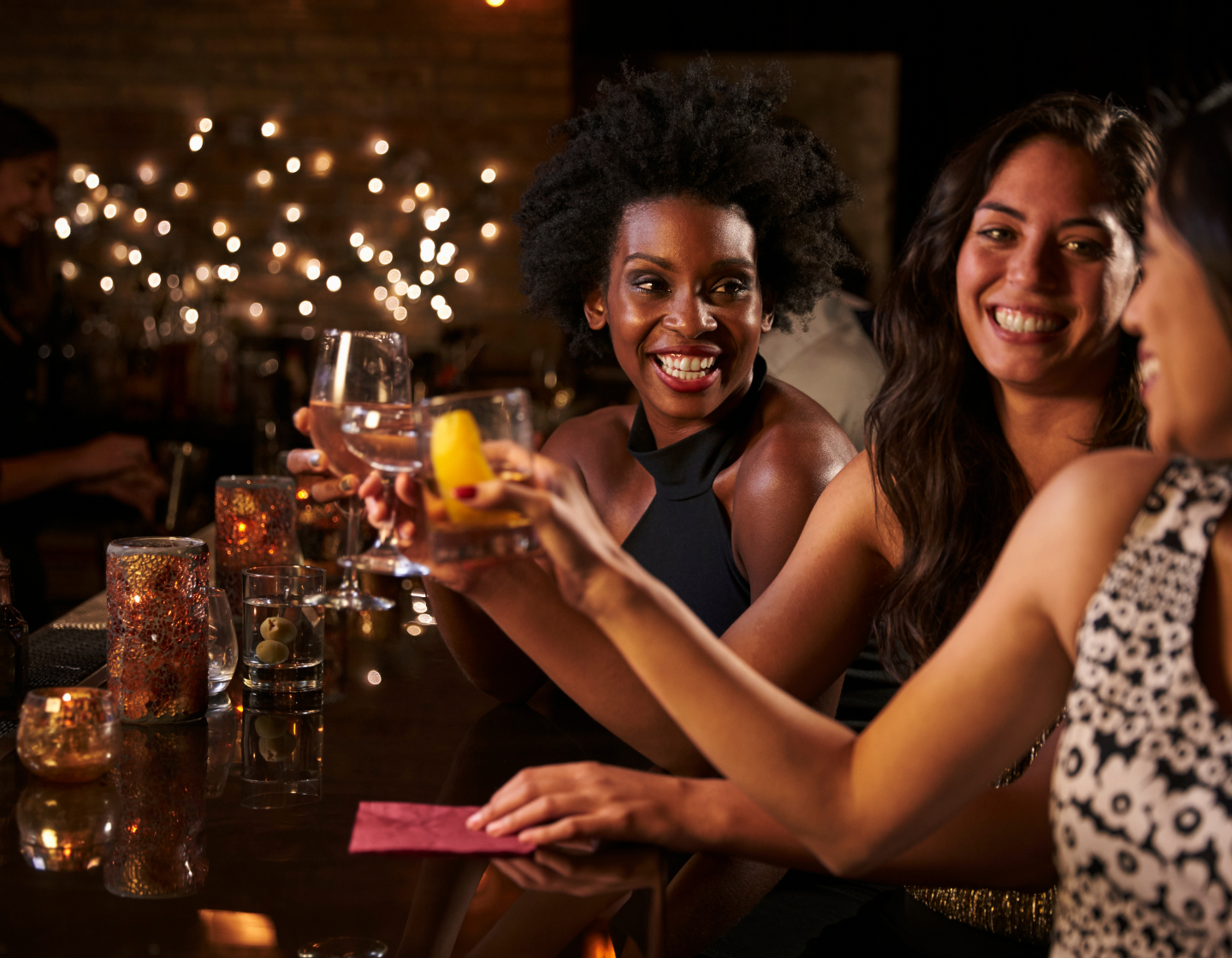 Eine Gruppe Frauen feiert in einer Bar