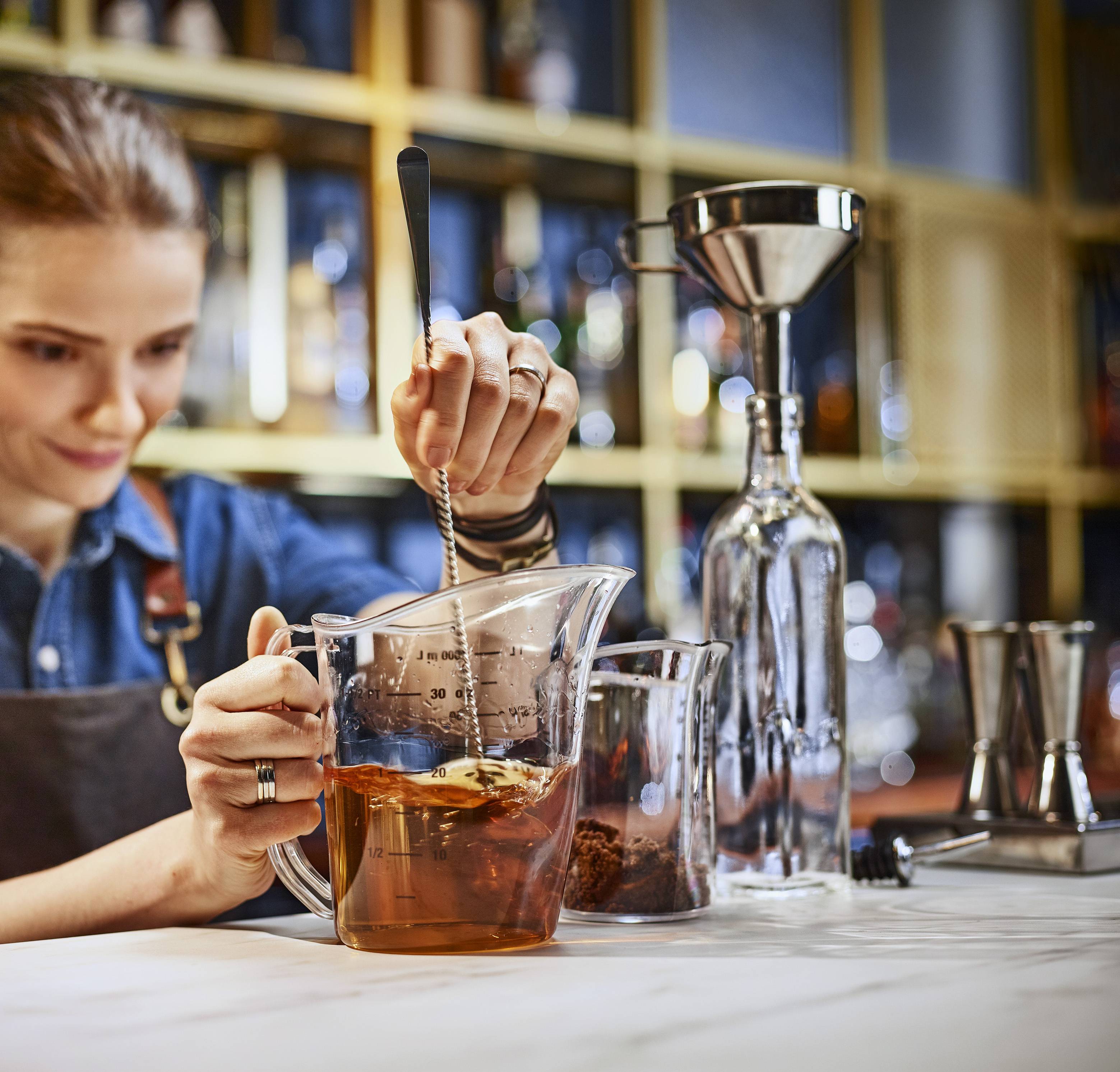 Bartender en barra trabajando