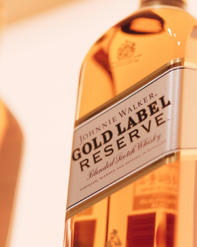 botella de whisky con cócteles