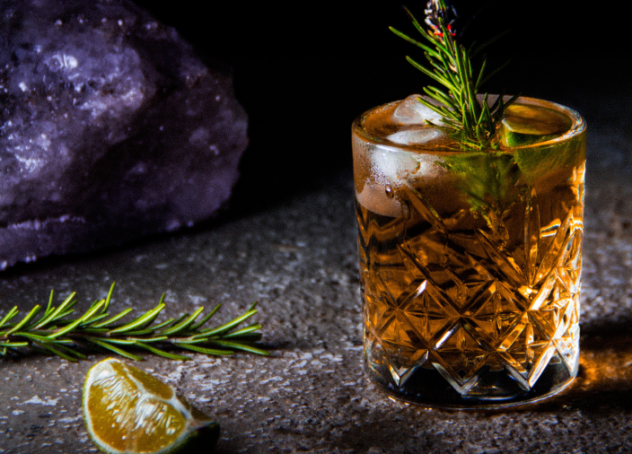 Cóctel de whisky en un vaso de whisky con un adorno