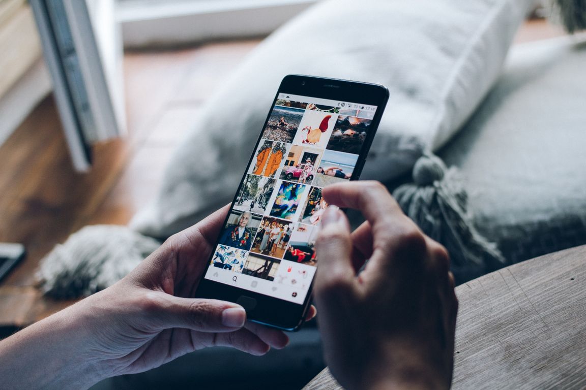 Imagem de um celular com o app do Instagram aberto