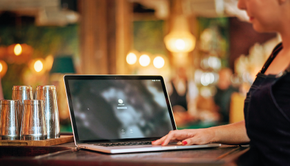 Mujer mirando un computador